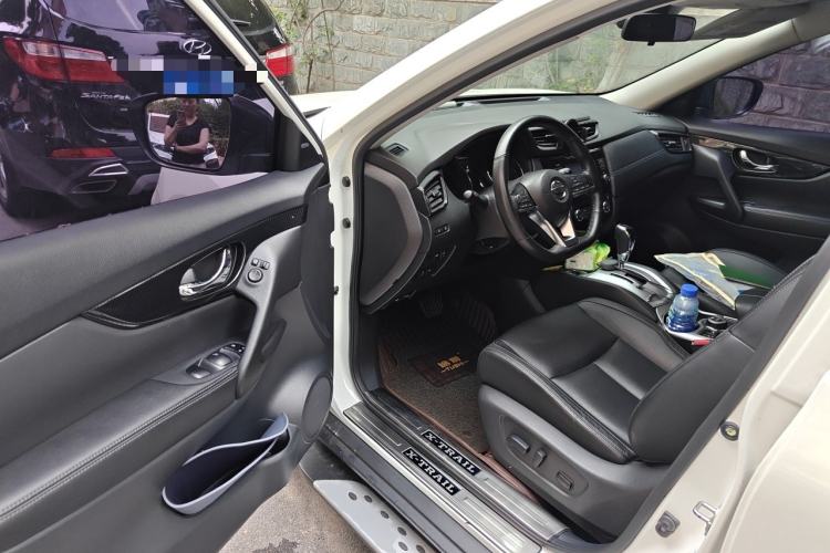 Used Nissan X-Trail 2017 2.5L CVT Luxury Edition 4WD Driver Seat