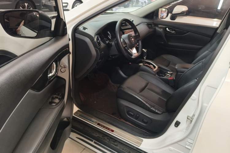 Used Nissan X-Trail 2017 2.5L CVT Luxury Edition 4WD Driver Seat