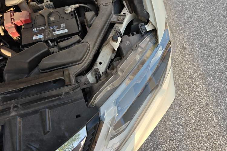 Used Nissan X-Trail 2017 2.0L CVT Comfort Edition 2WD Engine Bay Left
