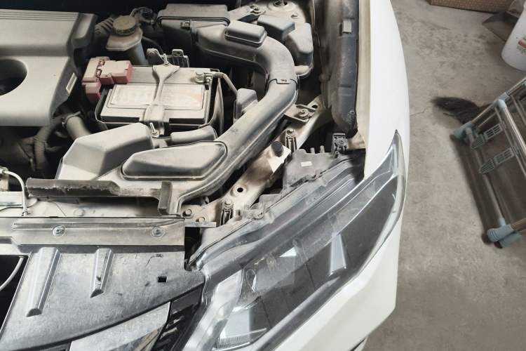 Used Nissan X-Trail 2017 2.0L CVT Comfort Edition 2WD Engine Bay Left