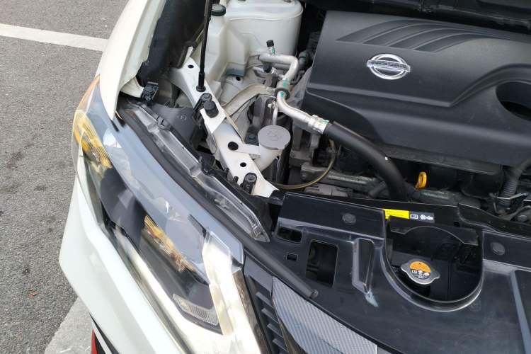 Used Nissan X-Trail 2017 2.0L CVT Comfort Edition 2WD Engine Bay Right