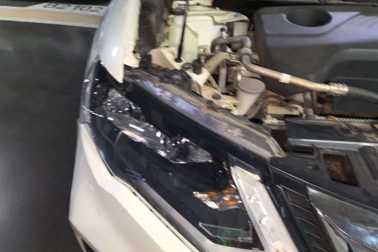 Used Nissan X-Trail 2017 2.5L CVT 7-Seater Leading Edition 4WD Engine Bay Right