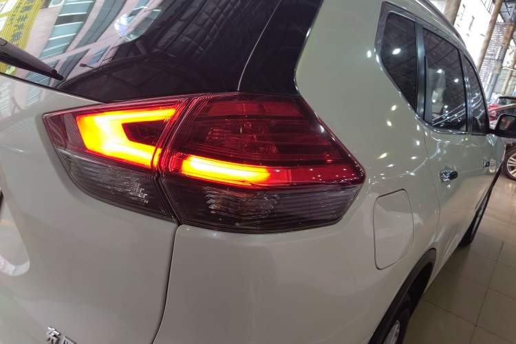 Used Nissan X-Trail 2017 2.0L CVT Fashion Edition 2WD Exterior 3