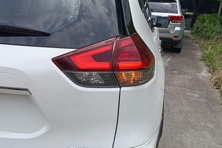 Used Nissan X-Trail 2017 2.5L CVT Luxury Edition 4WD Exterior 3