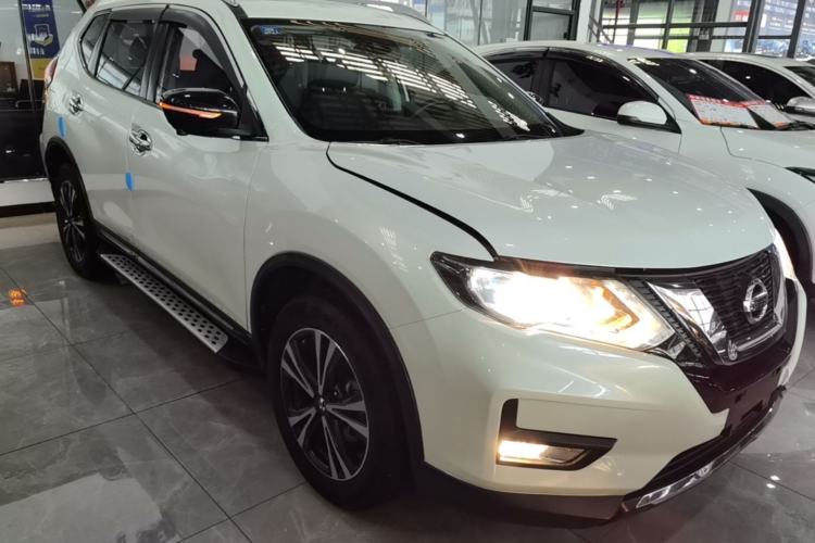 Used Nissan X-Trail 2017 2.5L CVT Luxury Edition 4WD Front Right 45 Deg