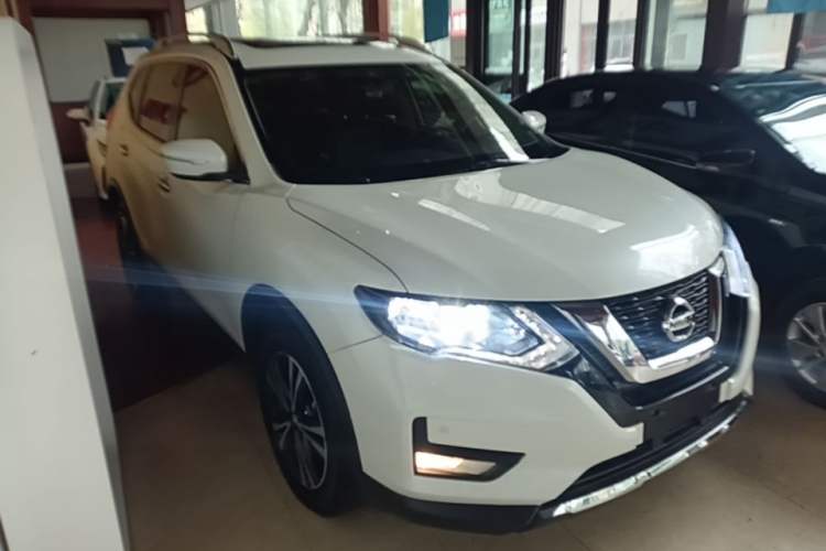 Used Nissan X-Trail 2017 2.5L CVT Leading Edition 4WD Front Right 45 Deg