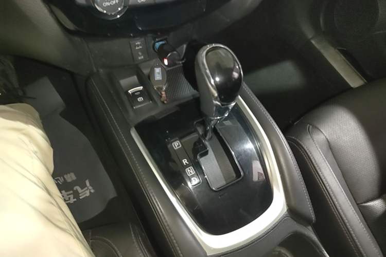 Used Nissan X-Trail 2017 2.5L CVT Luxury Edition 4WD Gear Lever