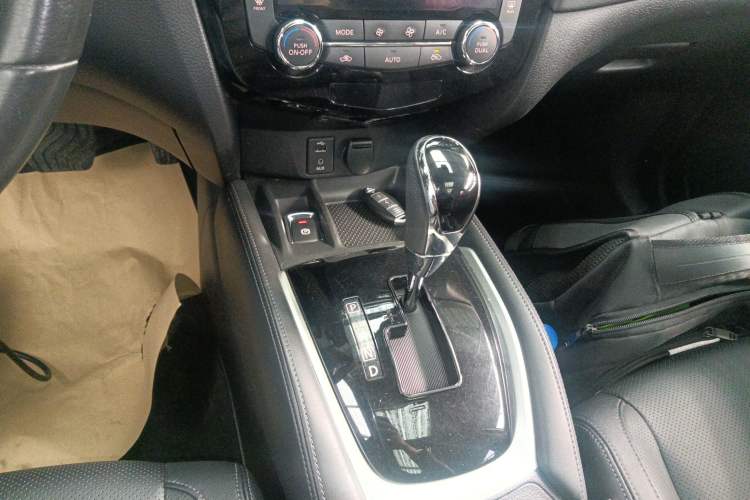 Used Nissan X-Trail 2017 2.5L CVT Luxury Edition 4WD Gear Lever