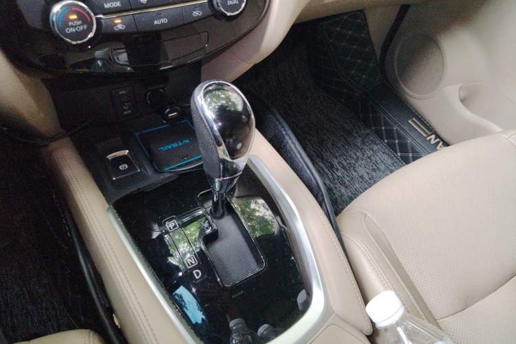 Used Nissan X-Trail 2017 2.5L CVT Luxury Edition 4WD Gear Lever