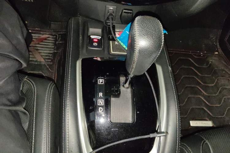 Used Nissan X-Trail 2017 2.5L CVT Luxury Edition 4WD Gear Lever