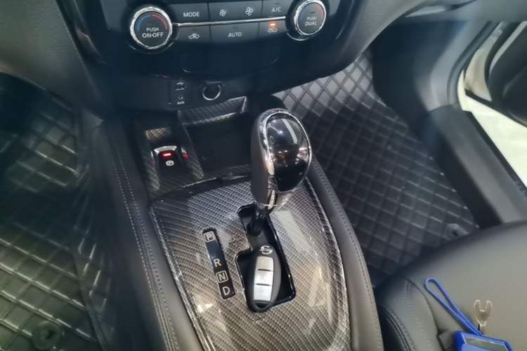 Used Nissan X-Trail 2017 2.5L CVT Luxury Edition 4WD Gear Lever