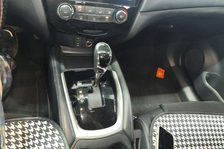 Used Nissan X-Trail 2017 2.0L CVT Comfort Edition 2WD Gear Lever
