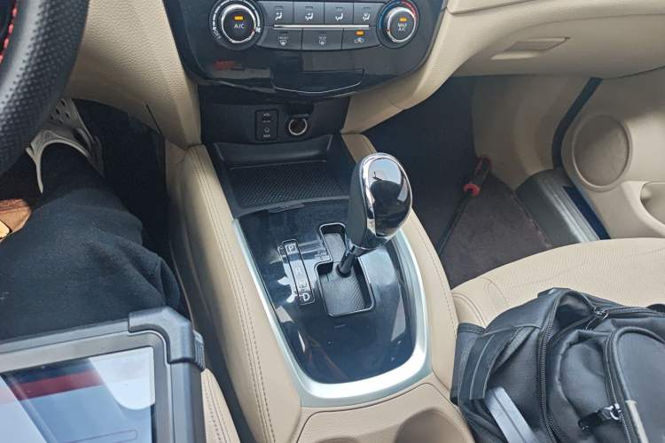 Used Nissan X-Trail 2017 2.0L CVT Comfort Edition 2WD Gear Lever
