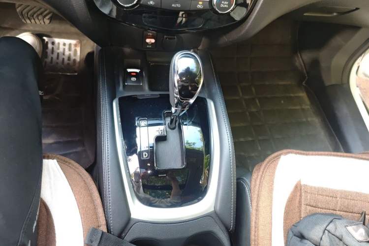 Used Nissan X-Trail 2017 2.5L CVT Luxury Edition 4WD Gear Lever