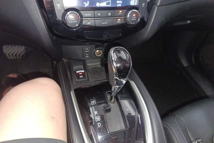 Used Nissan X-Trail 2017 2.5L CVT Luxury Edition 4WD Gear Lever