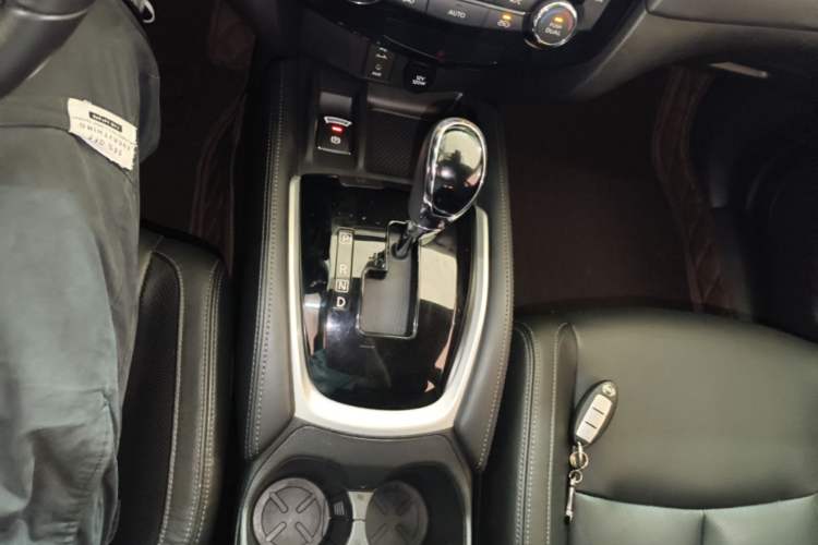 Used Nissan X-Trail 2017 2.5L CVT Luxury Edition 4WD Gear Lever