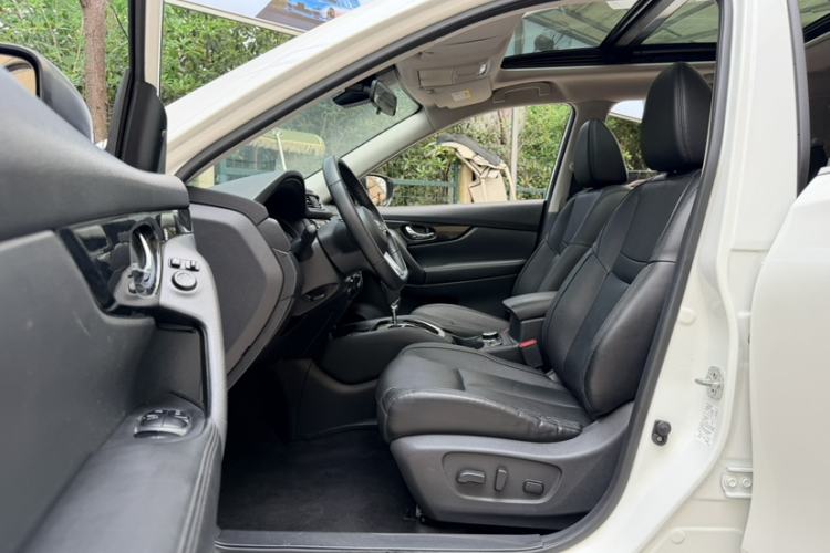 Used Nissan X-Trail 2017 2.5L CVT Luxury Edition 4WD Interior 1