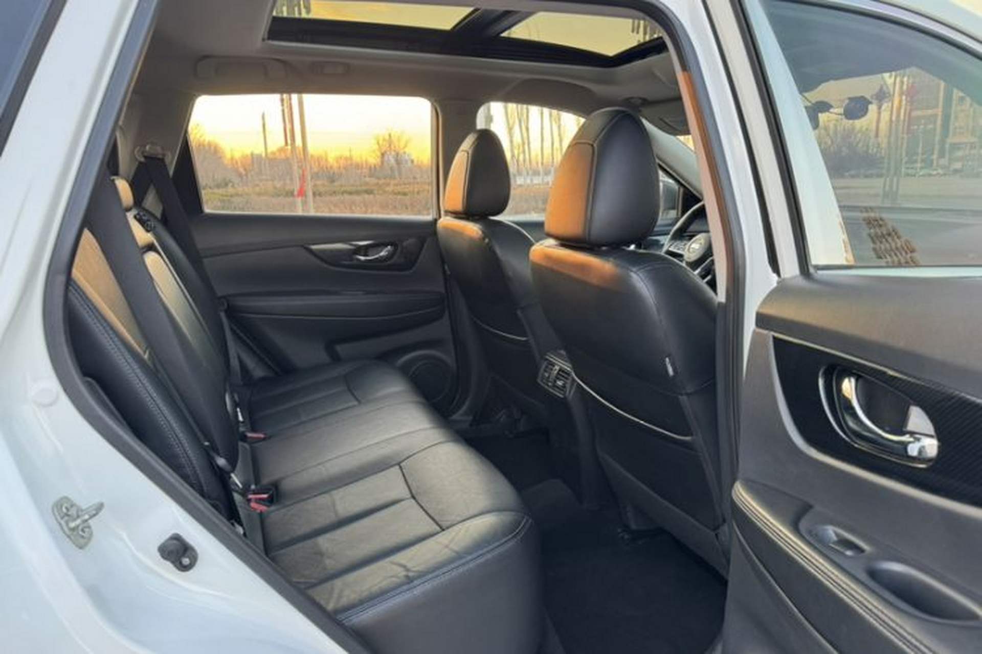 Used Nissan X-Trail 2017 2.5L CVT Leading Edition 4WD Interior 1