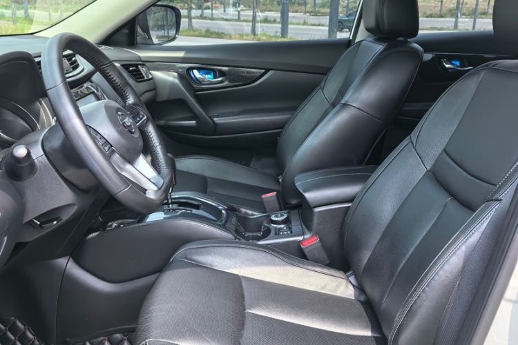 Used Nissan X-Trail 2017 2.5L CVT Luxury Edition 4WD Interior 1