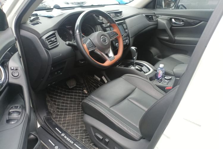 Used Nissan X-Trail 2017 2.5L CVT Leading Edition 4WD Interior 1