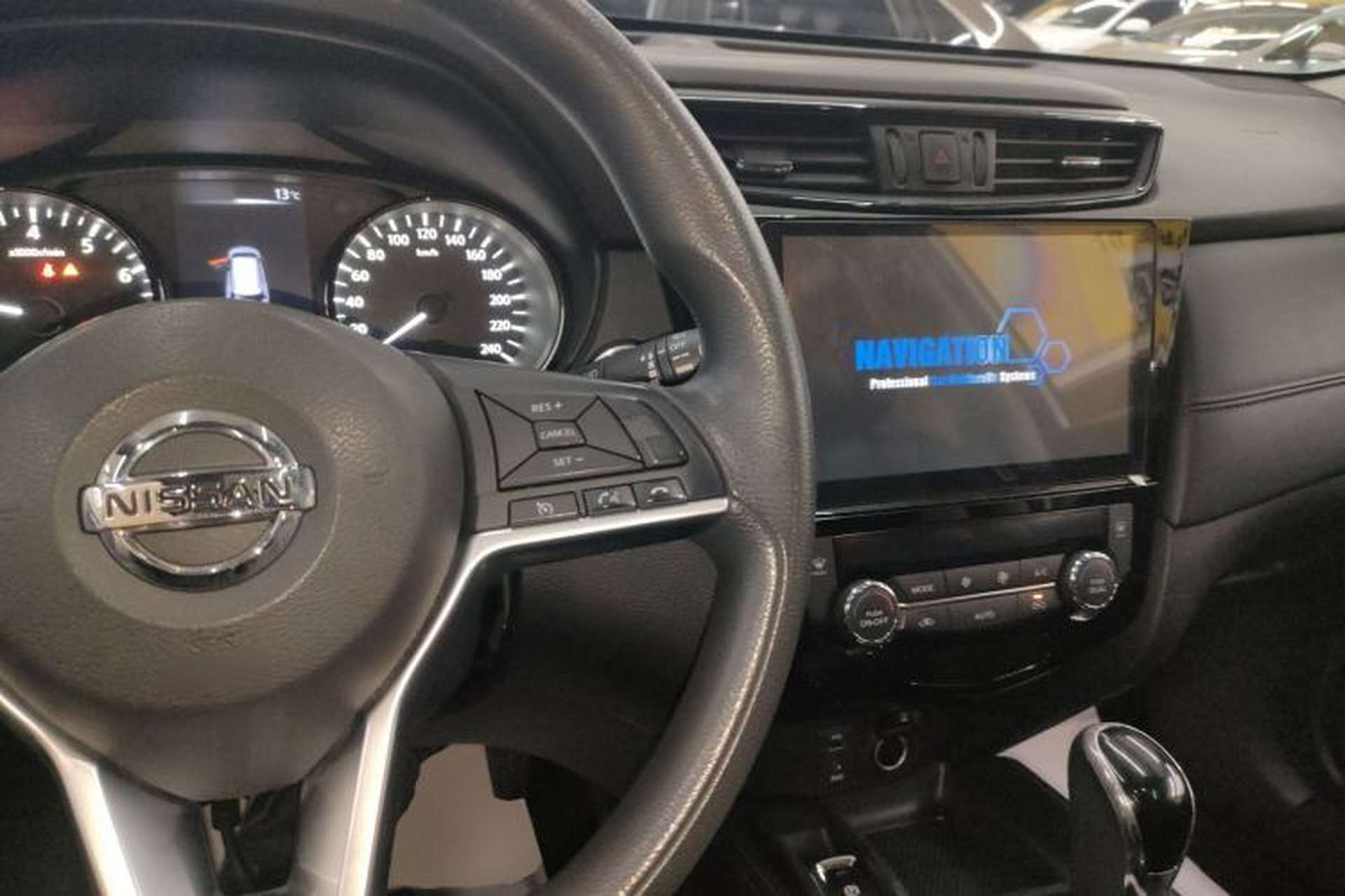 Used Nissan X-Trail 2017 2.5L CVT Leading Edition 4WD Interior 2
