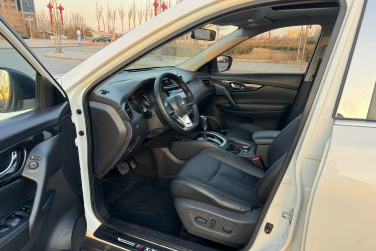 Used Nissan X-Trail 2017 2.5L CVT Leading Edition 4WD Interior 2