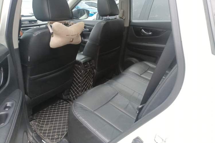 Used Nissan X-Trail 2017 2.5L CVT Leading Edition 4WD Interior 2