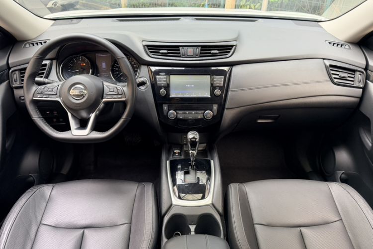 Used Nissan X-Trail 2017 2.5L CVT Luxury Edition 4WD Interior 3
