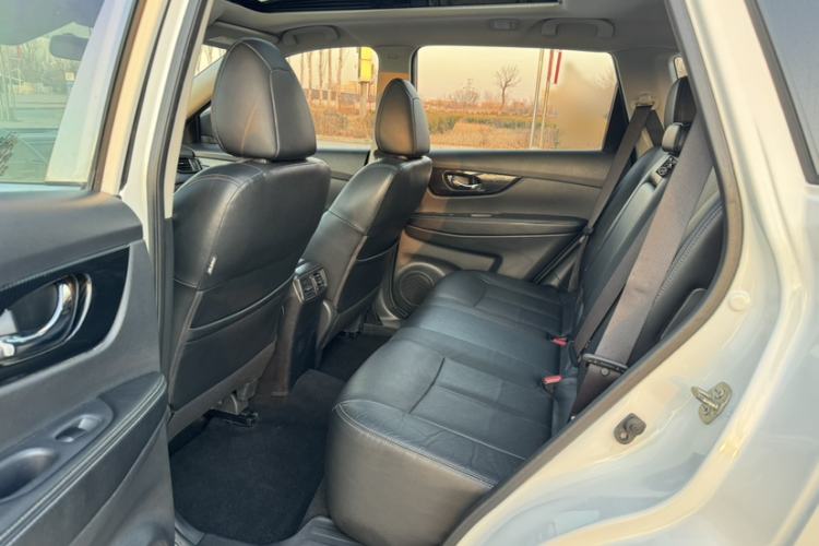 Used Nissan X-Trail 2017 2.5L CVT Leading Edition 4WD Interior 3