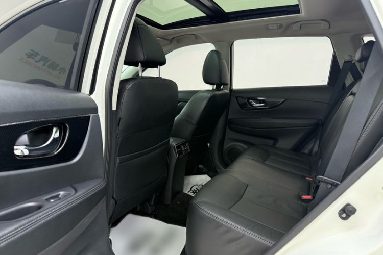 Used Nissan X-Trail 2017 2.5L CVT Luxury Edition 4WD Interior 3