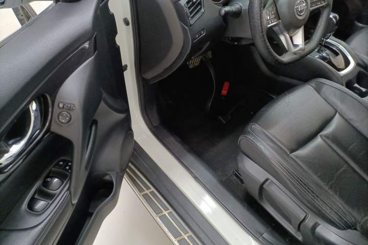 Used Nissan X-Trail 2017 2.0L CVT Comfort Edition 2WD Interior 3