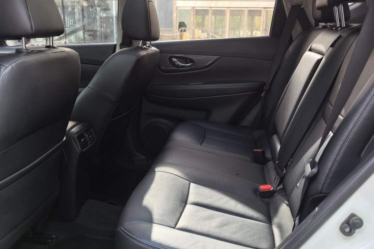 Used Nissan X-Trail 2017 2.0L CVT Comfort Edition 2WD Interior 4