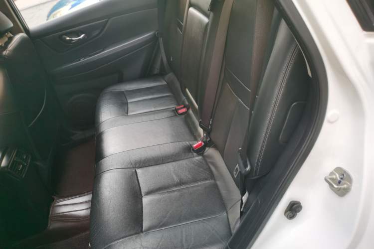 Used Nissan X-Trail 2017 2.0L CVT Comfort Edition 2WD Interior 4
