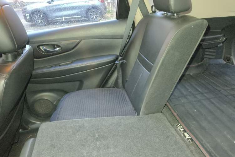 Used Nissan X-Trail 2017 2.0L CVT Comfort Edition 2WD Interior 4