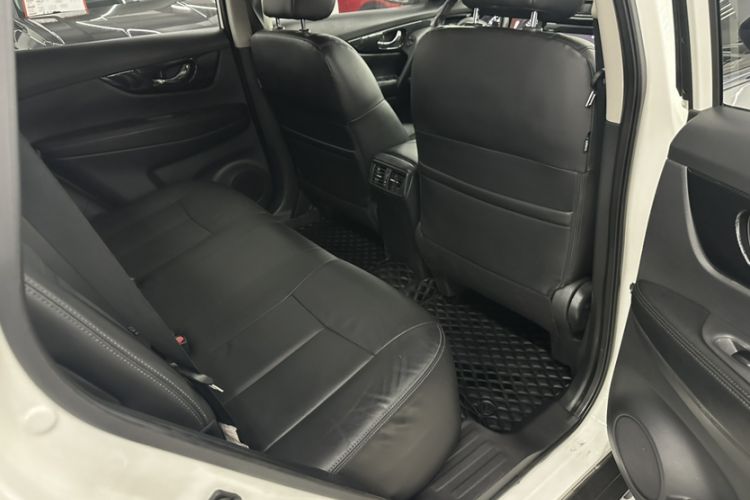 Used Nissan X-Trail 2017 2.5L CVT Luxury Edition 4WD Interior 8