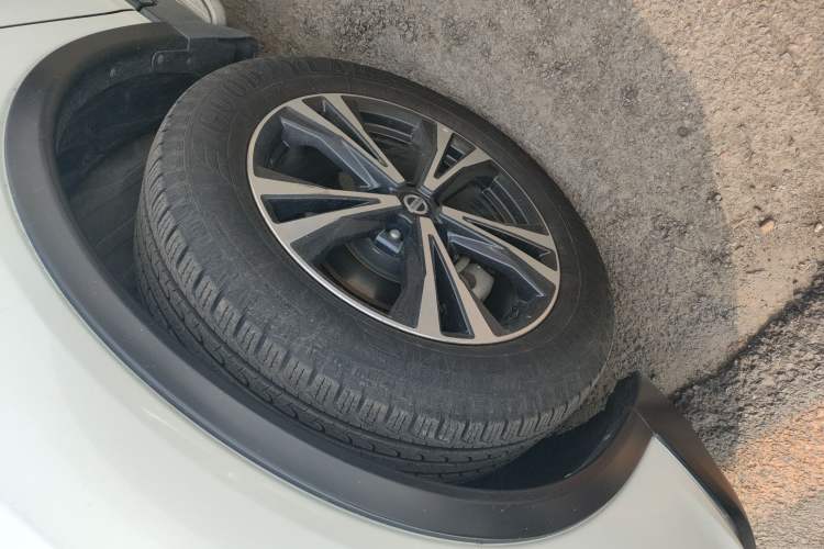 Used Nissan X-Trail 2017 2.5L CVT Luxury Edition 4WD Left Front Wheel Hub