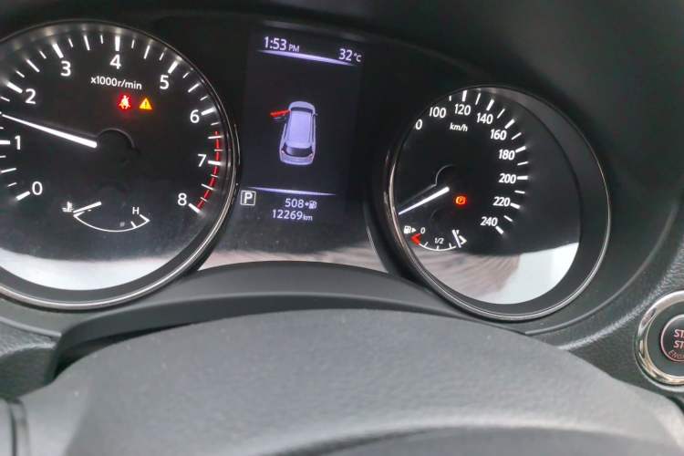 Used Nissan X-Trail 2017 2.5L CVT Luxury Edition 4WD Odometer Close Up