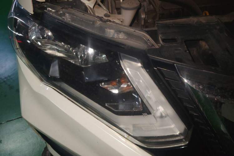 Used Nissan X-Trail 2017 2.0L CVT Comfort Edition 2WD Right Front Headlight