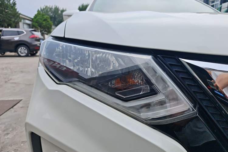 Used Nissan X-Trail 2017 2.5L CVT Luxury Edition 4WD Right Front Headlight