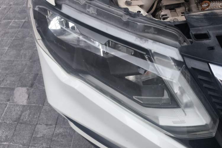 Used Nissan X-Trail 2017 2.5L CVT Luxury Edition 4WD Right Front Headlight