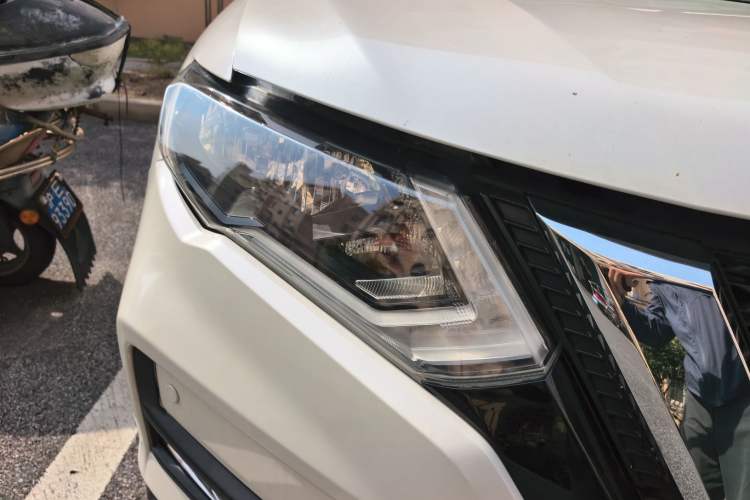 Used Nissan X-Trail 2017 2.0L CVT Comfort Edition 2WD Right Front Headlight