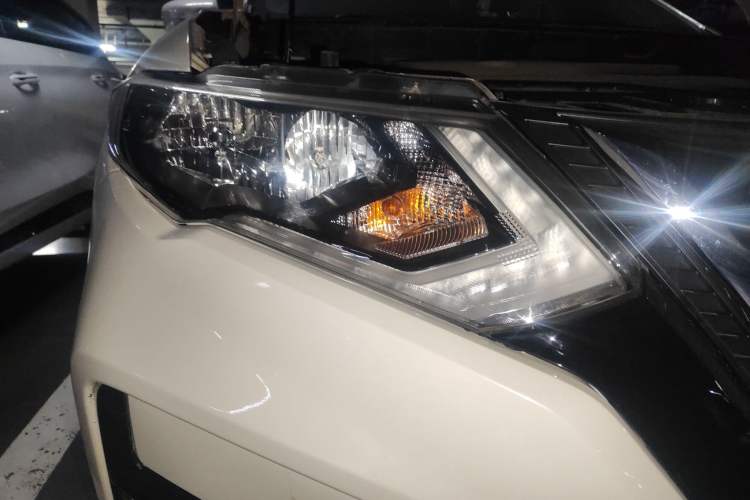 Used Nissan X-Trail 2017 2.0L CVT Comfort Edition 2WD Right Front Headlight