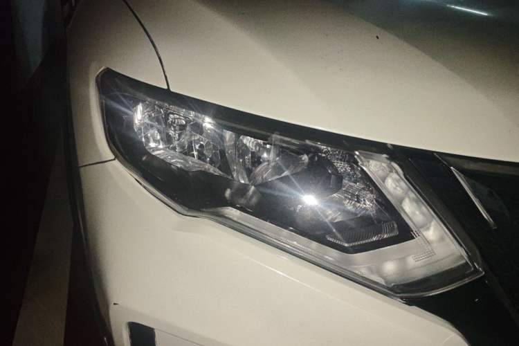 Used Nissan X-Trail 2017 2.0L CVT Comfort Edition 2WD Right Front Headlight