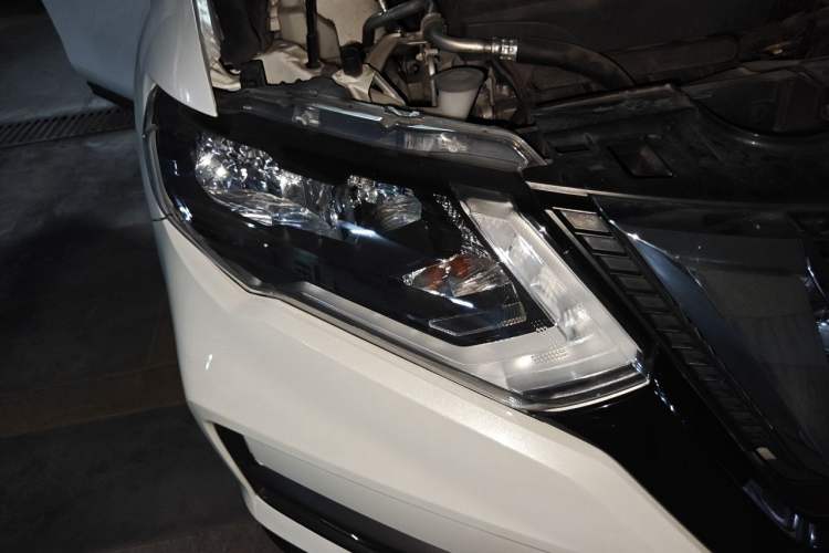 Used Nissan X-Trail 2017 2.0L CVT Comfort Edition 2WD Right Front Headlight