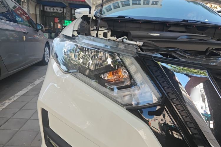 Used Nissan X-Trail 2017 2.0L CVT Comfort Edition 2WD Right Front Headlight