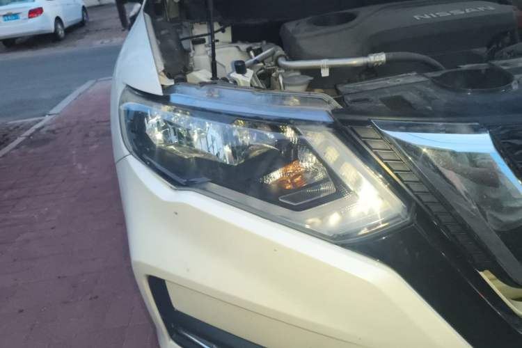 Used Nissan X-Trail 2017 2.5L CVT Luxury Edition 4WD Right Front Headlight