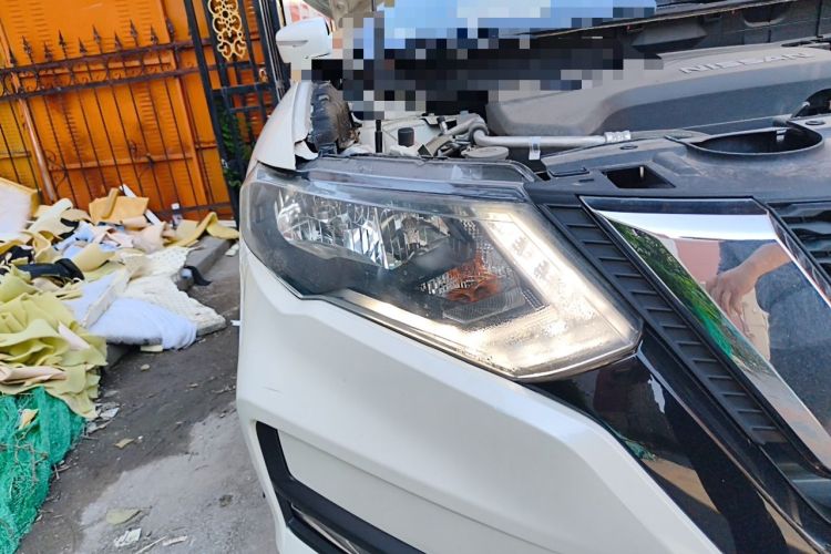 Used Nissan X-Trail 2017 2.5L CVT Leading Edition 4WD Right Front Headlight