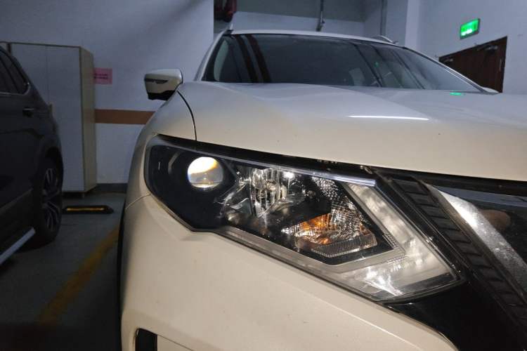 Used Nissan X-Trail 2017 2.0L CVT Smart Enjoyment Version 2WD Right Front Headlight