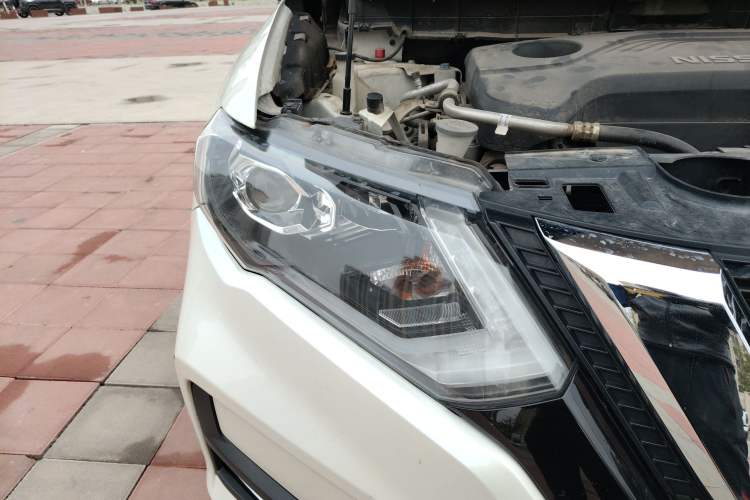 Used Nissan X-Trail 2017 2.5L CVT Luxury Edition 4WD Right Front Headlight
