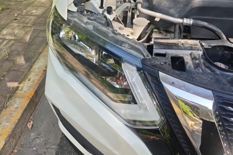 Used Nissan X-Trail 2017 2.5L CVT Luxury Edition 4WD Right Front Headlight